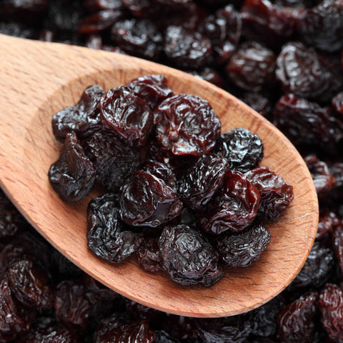 Spoonful of organic thompson seedless raisins